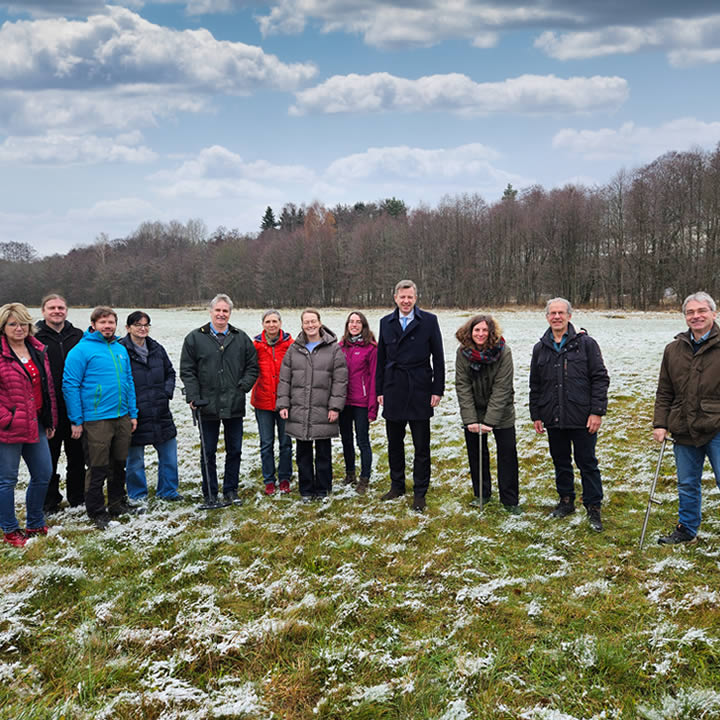 Biologen, Mitarbeitende aus Naturschutz- und Landwirtschaftsbehörden sowie Verbänden beim Projektauftakt