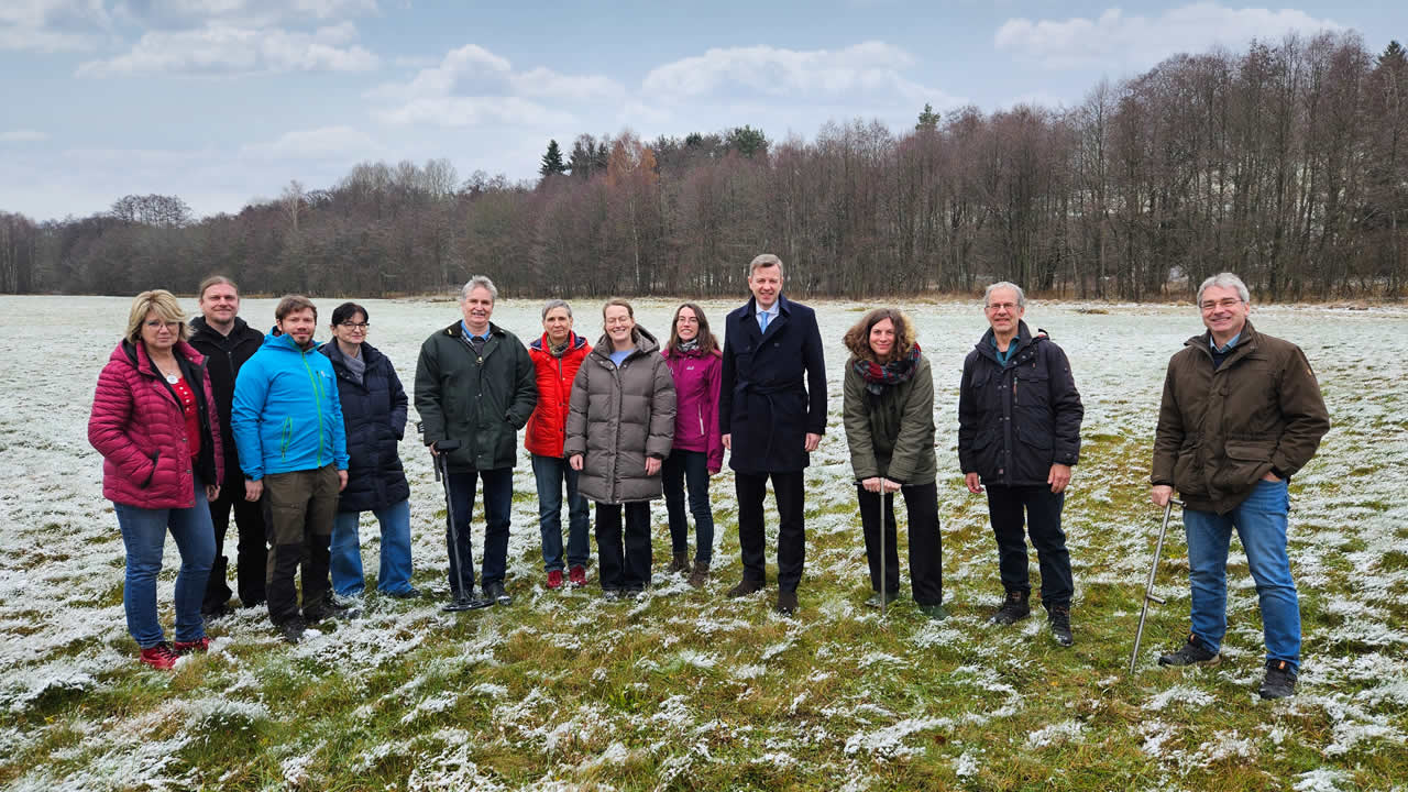 Zum Auftakt trafen sich die beteiligten Biologen, Mitarbeitende aus Naturschutz- und Landwirtschaftsbehörden sowie Verbänden in der Huschermühle bei Regnitzlosau, um die Arbeiten des kommenden Projektjahres zu planen (v. l. n. r.): Regina Saller, Dominik Hopp, Stefan Braun, Sigrid Klinger, Wolfgang Degelmann, Dorit Zopf, Dr. Marina Wolz, Alisa Scherzer, Landrat Dr. Oliver Bär, Isabel Kaske, Thomas Blachnik und Stephan Neumann.