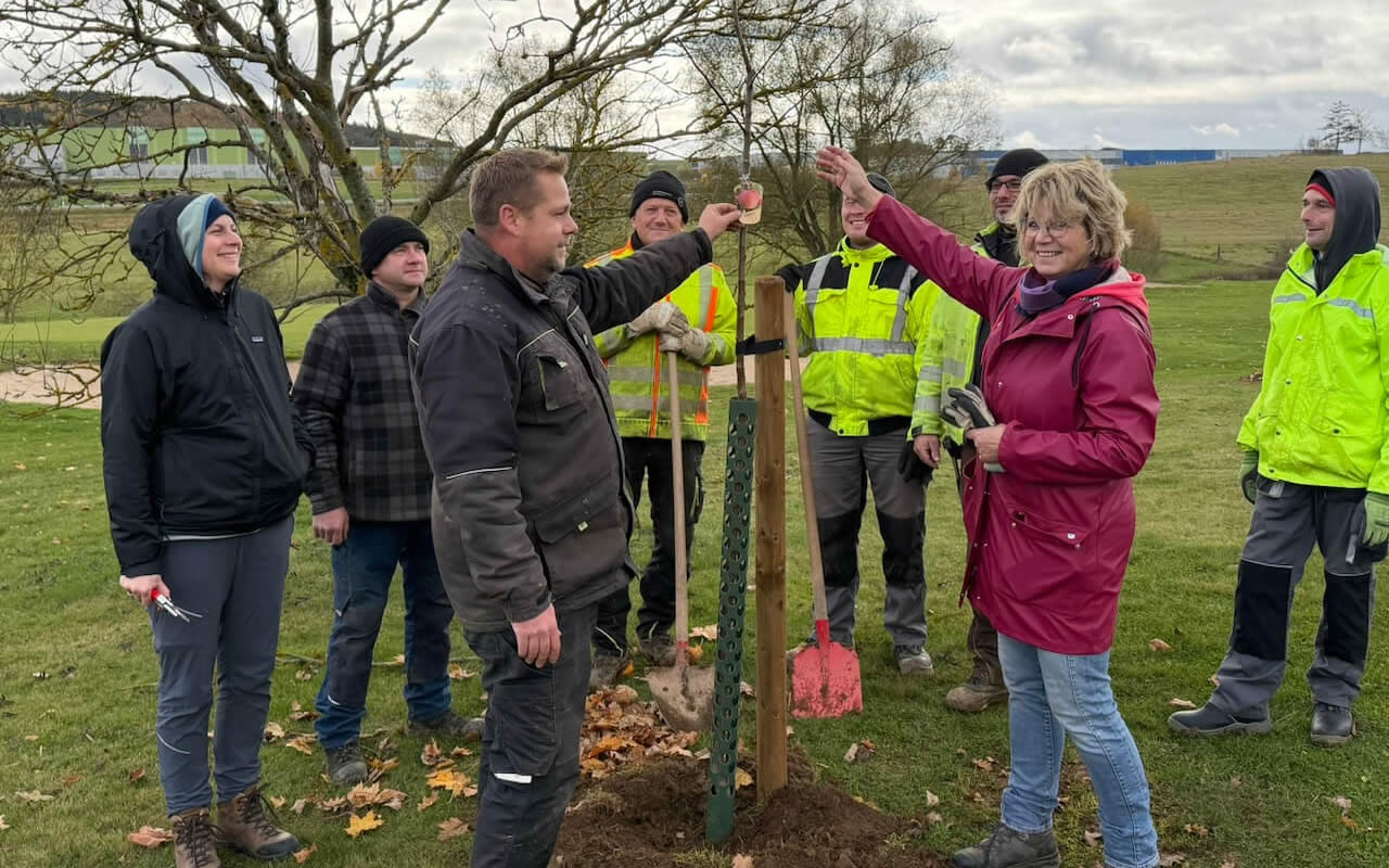 An der Pflanzung waren Mitarbeitende des Maschinenring Münchberg e.V, des Golfplatzes und des Landschaftspflegeverbands beteiligt (Foto: Dieter Schelzel).