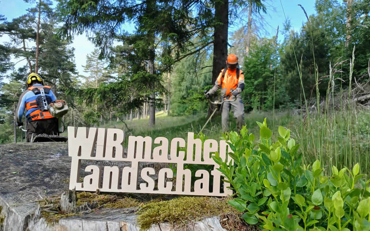 Landschaftspflege bedeutet oft harte Handarbeit: Anfang Juni haben Landwirte des Maschinenring Münchberg e.V. zum Beispiel einen Teil des steilen, unebenen Südhangs am Haidberg bei Zell mit Motorsensen gemäht.