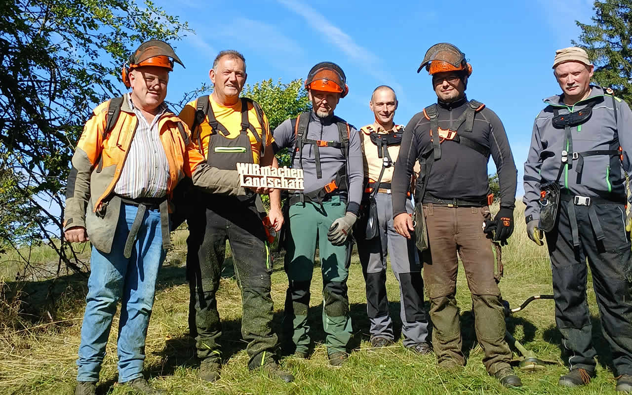 Landwirte sind das Rückgrat der Landschaftspflege, ohne sie geht nichts. Mit der Motorsense mähen sie derzeit vor allem Magerrasen, wie hier in Hirschberglein. Magerrasen blühen später als andere Flächen und sind wichtige Nahrungsquelle für bspw. Schmetterlinge. Bei der Mahd werden Teilbereiche als Insektenlebensräume stehen gelassen.