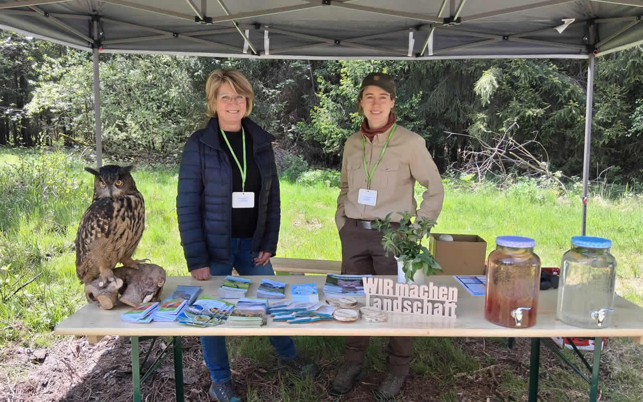 Auch Öffentlichkeitsarbeit und Umweltbildung gehören zu den Aufgaben des Landschaftspflegeverbands: Während des Wandermarathons im Frankenwald im vergangenen Mai war Regina Saller vom LPV (links) gemeinsam mit Mitarbeiterinnen des Naturparks Frankenwald (rechts: Christiane Veit) mit einem Info- und Getränkestand vertreten (Foto: Naturpark Frankenwald).